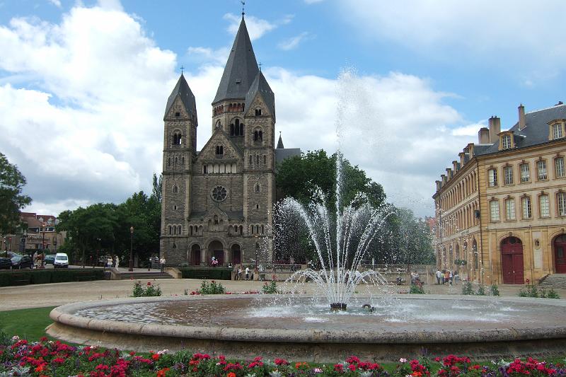 3-6-06 Metz.JPG - ... mit Fontaine und Templerkirche